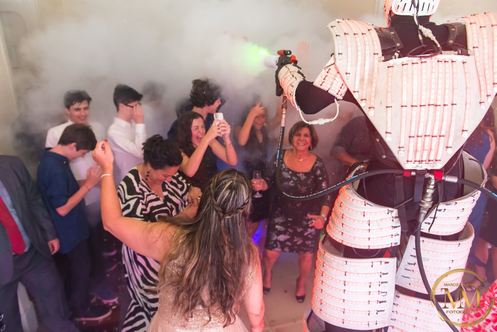 RoboLED Original de costas animando o público em festa de 15 anos