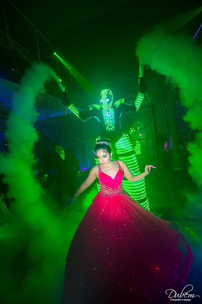 Debutante dançando com RoboLED Original iluminado de verde