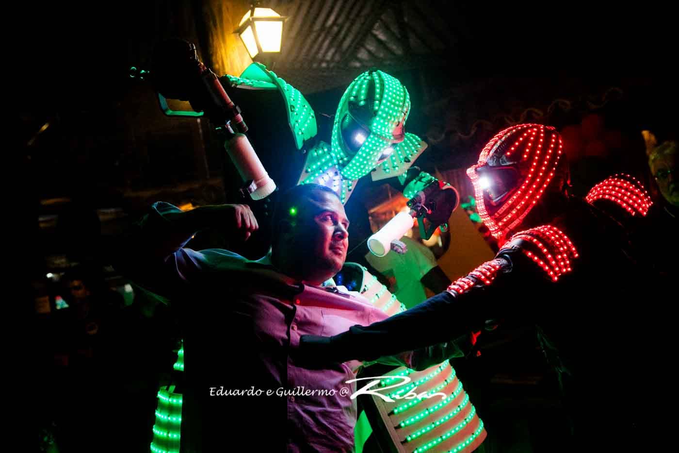 Criança dançando entre dois RoboLED iluminados