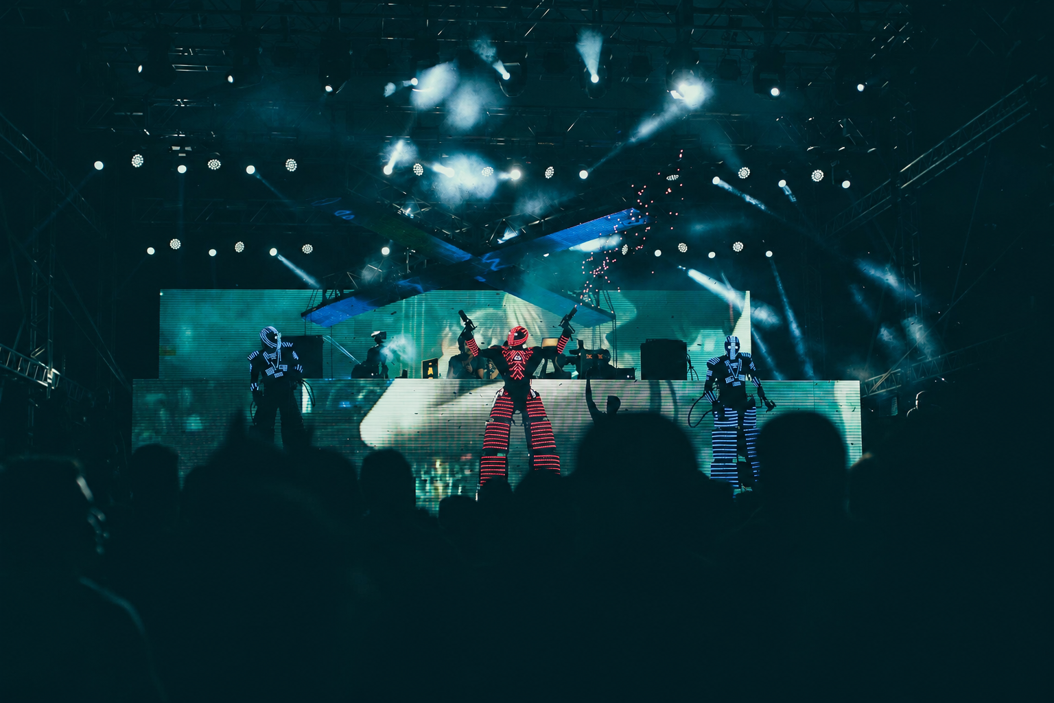 RoboLED Original no palco de um grande show com o DJ Steve Aoki
