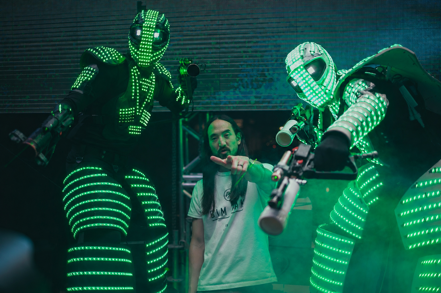 RoboLED Original ao lado do DJ internacional Steve Aoki