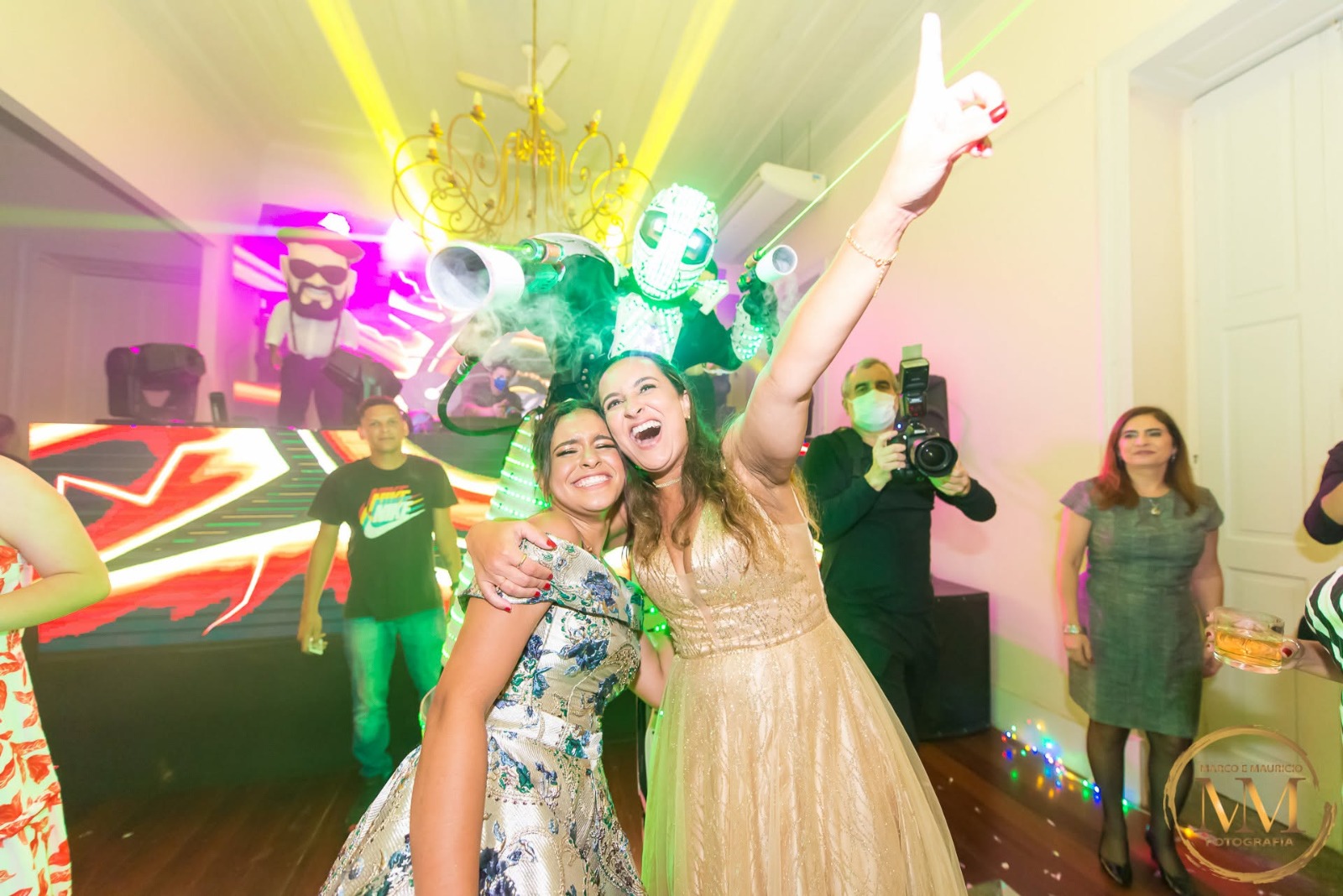 Convidadas comemorando com laser do RoboLED em festa de 15 anos