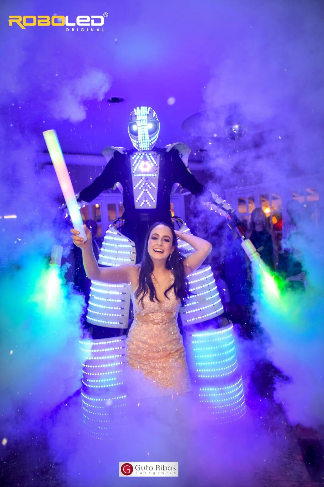 Debutante em entrada triunfal com RoboLED Original e efeitos de fumaça