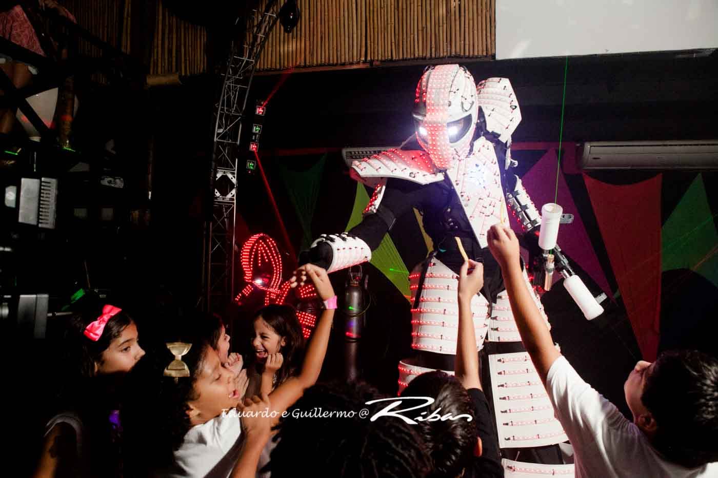 RoboLED interagindo com crianças na pista de dança